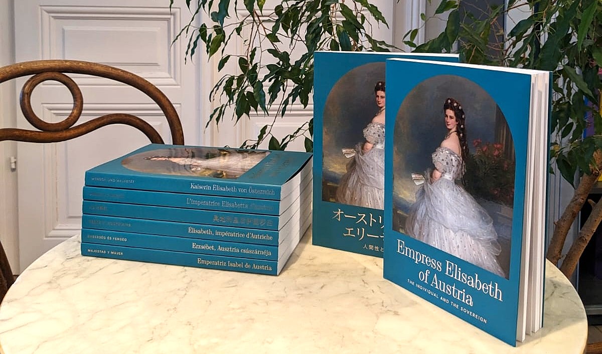 Die fertig gedruckten Ausgaben der Übersetzungen in 7 Sprachen von "Kaiserin Elisabeth von Österreich – Mensch und Majestät" von Schloss Schönbrunn
