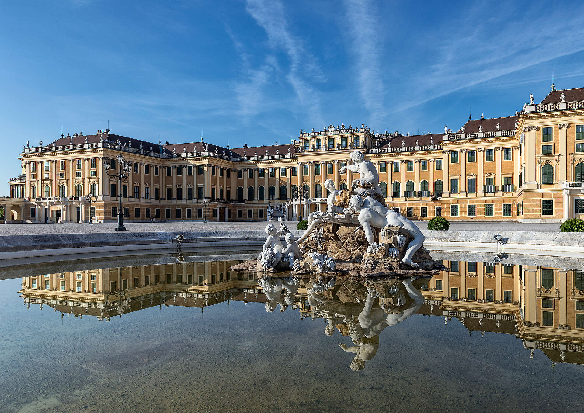 csm_Schloss_Schoenbrunn_Ehrenhof__c__Schloss_Schoenbrunn_Kultur-_und_Betriebsges.m.b.H._Alexander_Eugen_Koller__1__98848c5906 Schloss Schönbrunn mit Brunnen davor